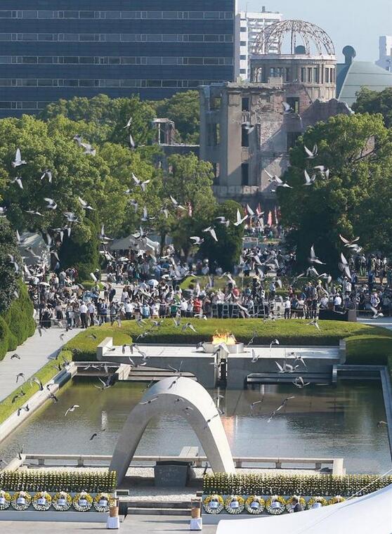 广岛举行和平纪念仪式:呼吁日本为无核世界发挥作用 安倍默哀